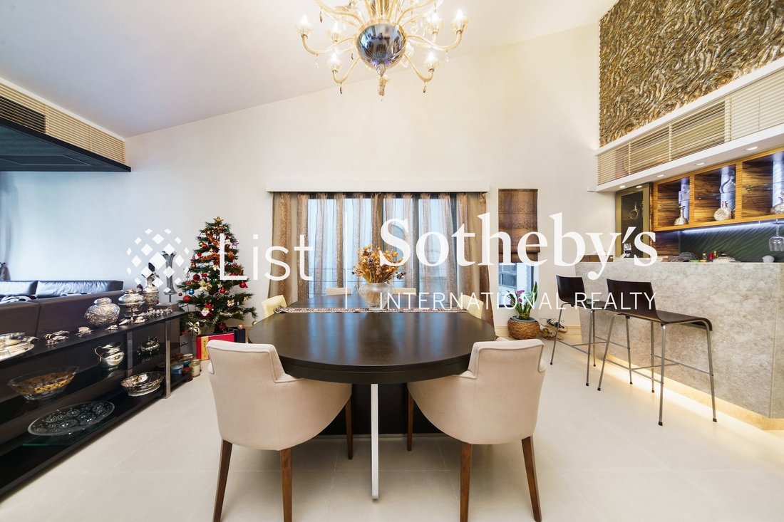 Apartment in Chung Hom Kok, Hong Kong 3 - 18607916