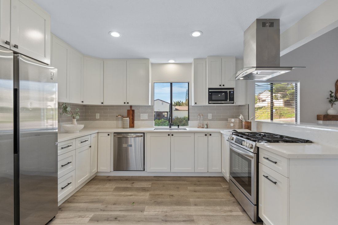 Escondido, California, United States 2 - 18607210