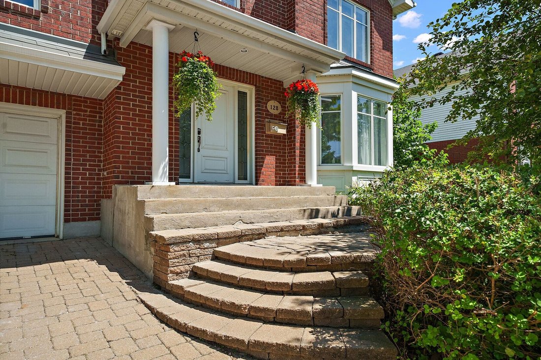 House in La Prairie, Quebec, Canada 2 - 18607624