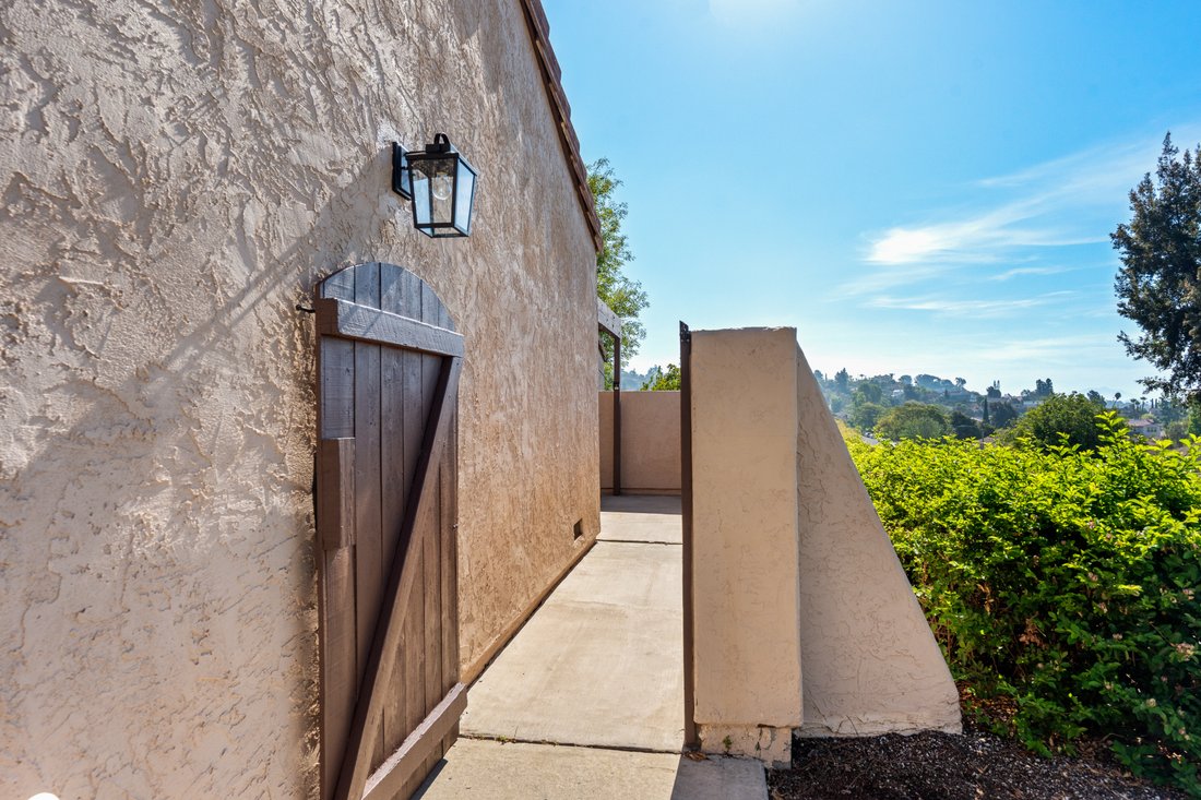Escondido, California, United States 5 - 18607210
