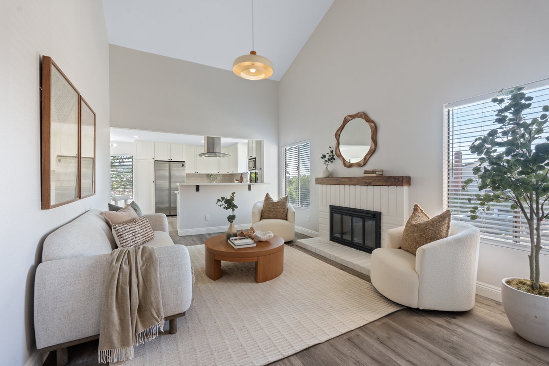 Escondido, California, United States 1 - 18607210