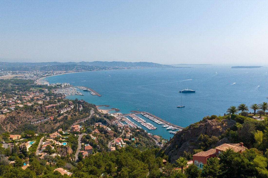 House in Théoule-sur-Mer, Provence-Alpes-Côte d'Azur, France 2 - 18608327