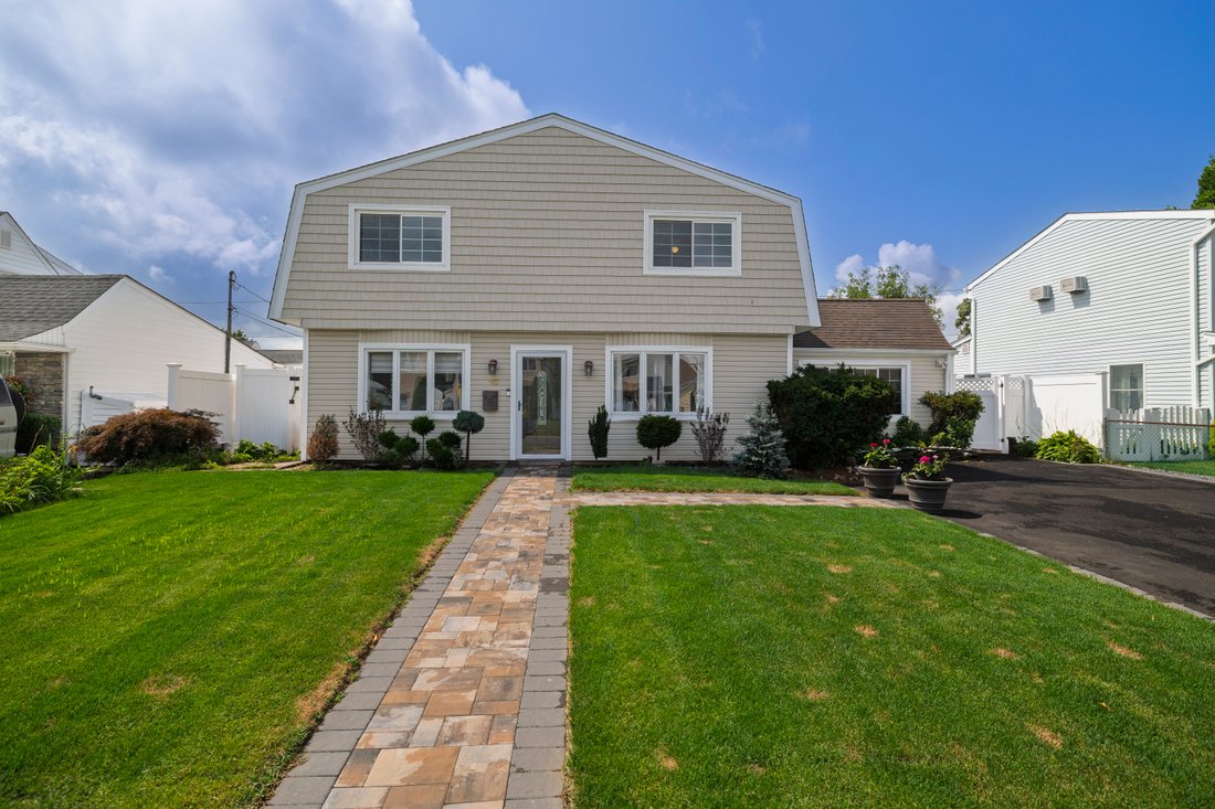 House in Levittown, New York, United States 1 - 18608081