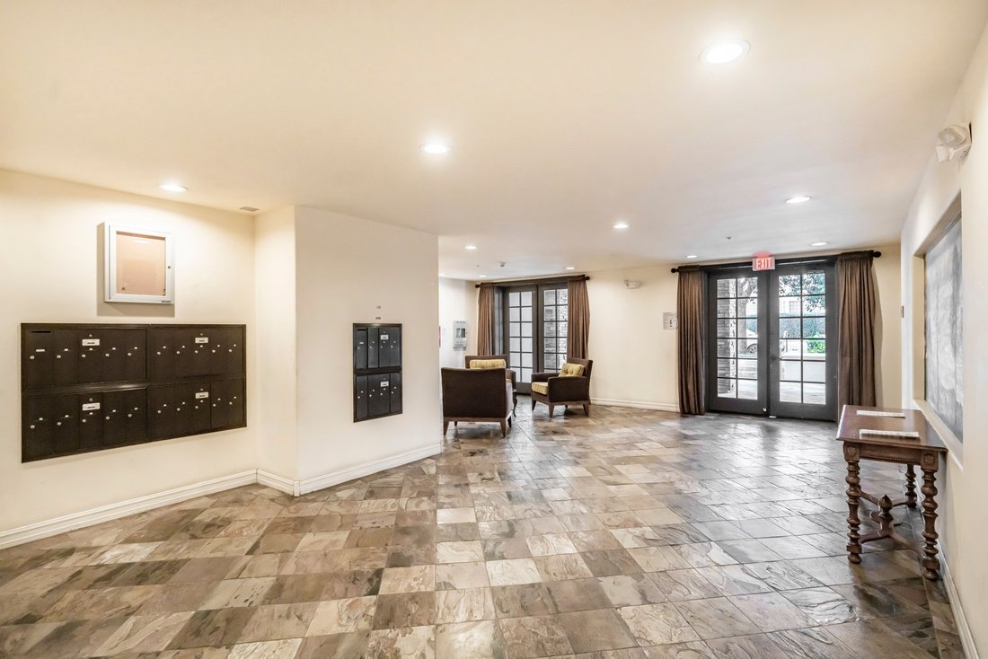 Condo in Los Angeles, California, United States 5 - 18608591