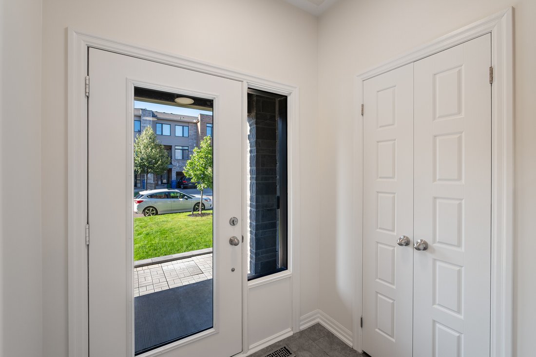 Townhouse in Newmarket, Ontario, Canada 3 - 18608585