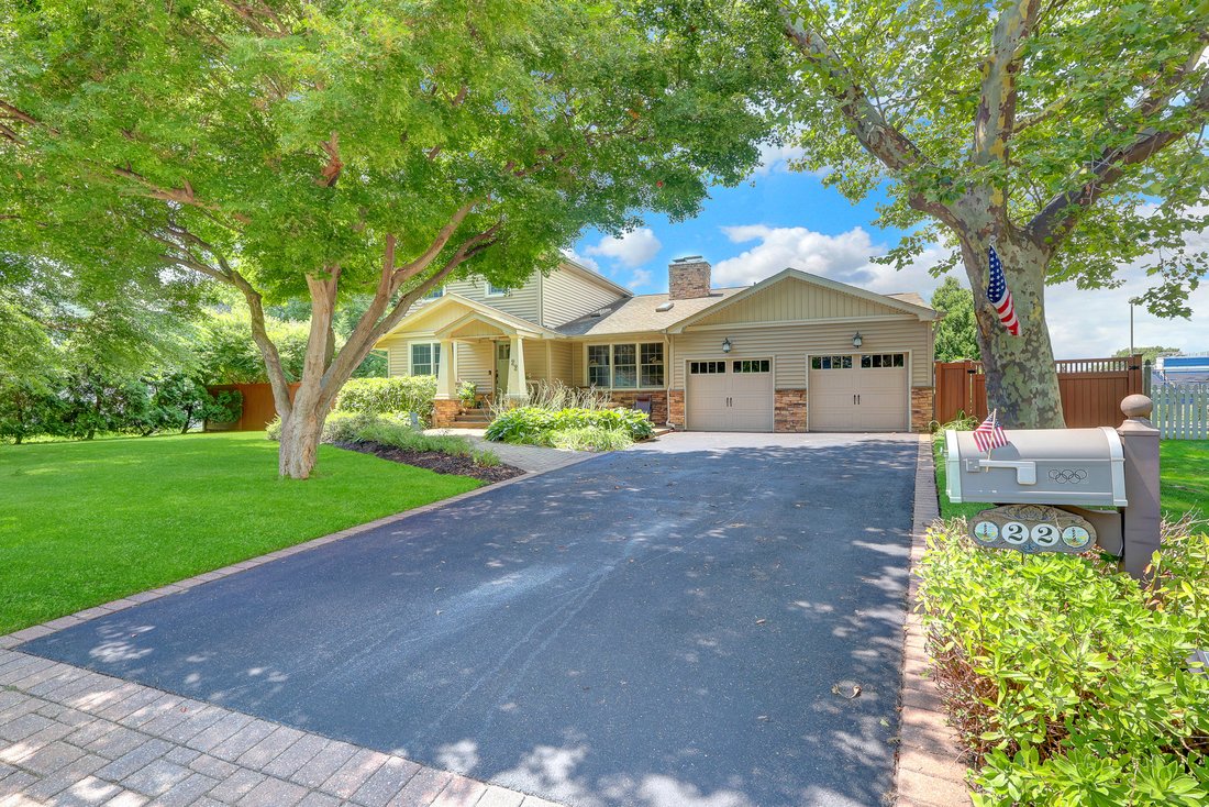 House in West Islip, New York, United States 1 - 18608883