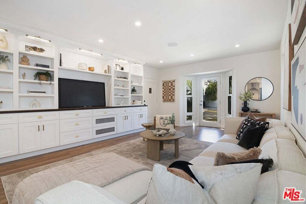Los Angeles, California, United States 4 - 18615375