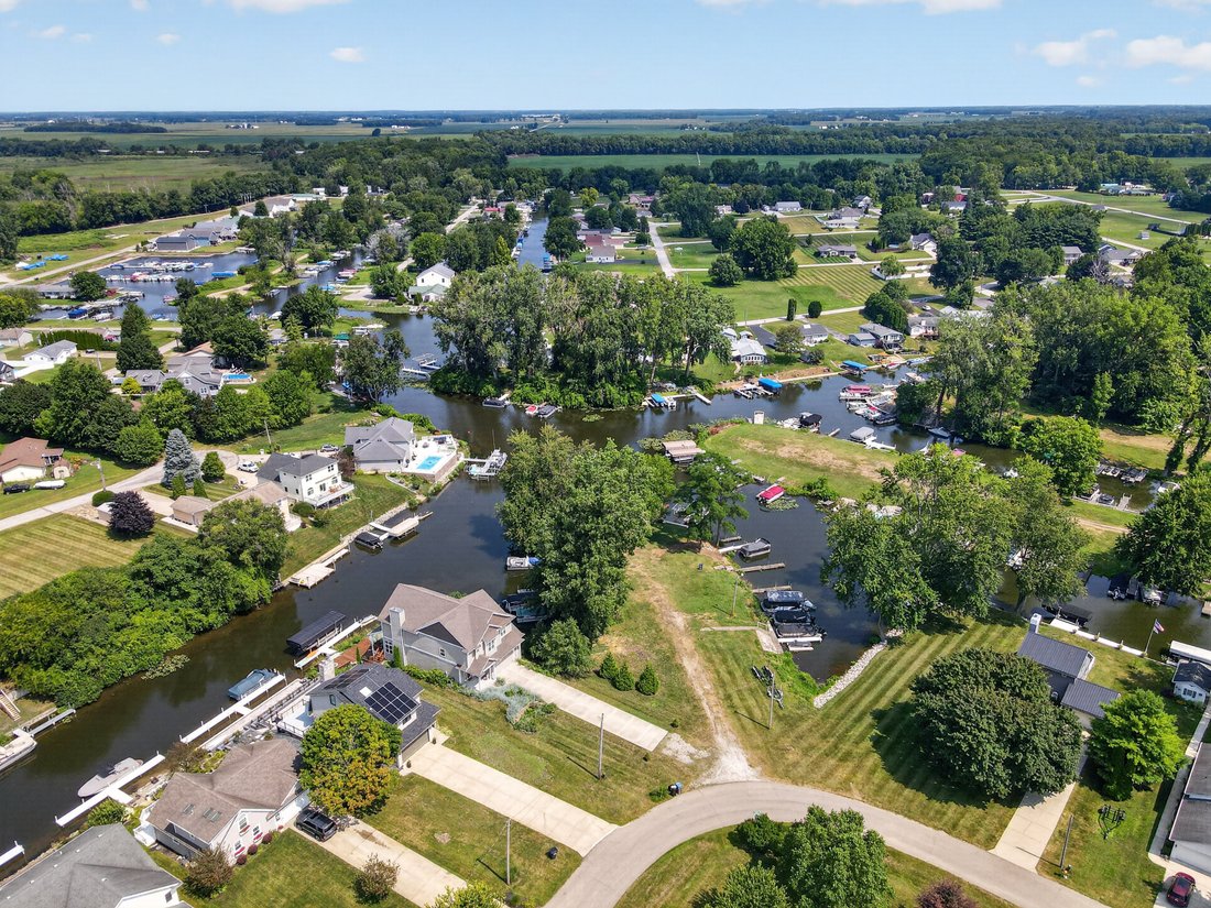 House in Cromwell, Indiana, United States 5 - 18611383