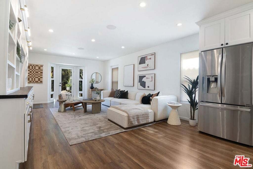 Los Angeles, California, United States 3 - 18615375