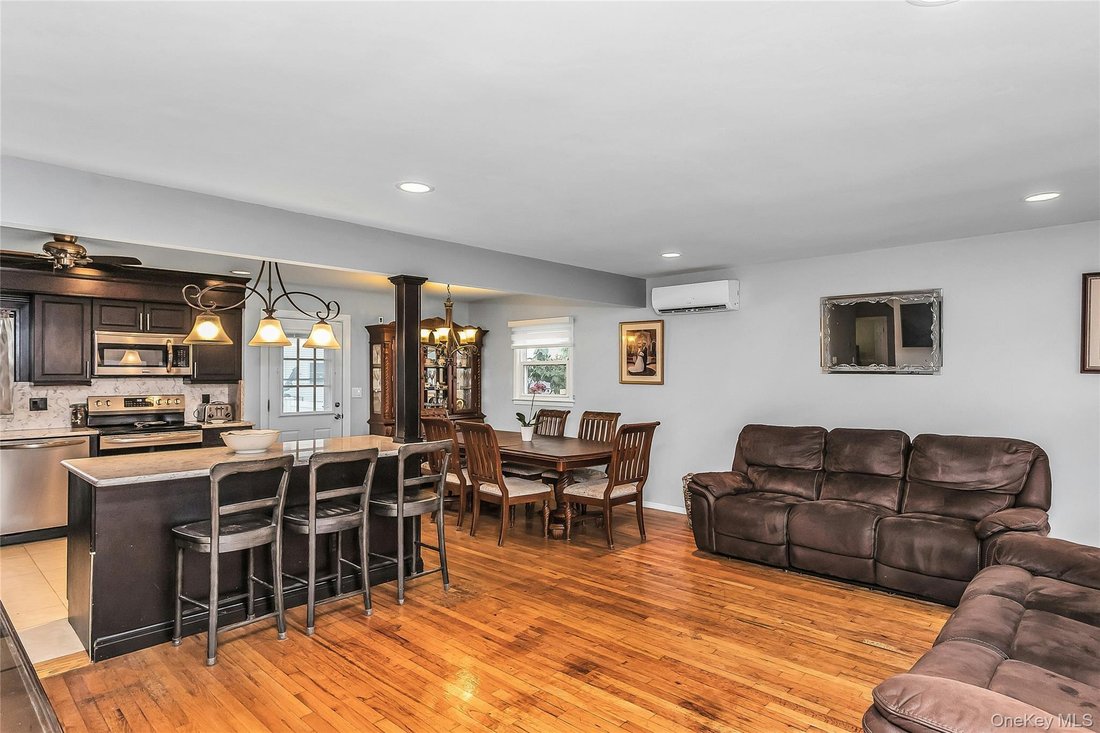 House in West Babylon, New York, United States 4 - 18613167