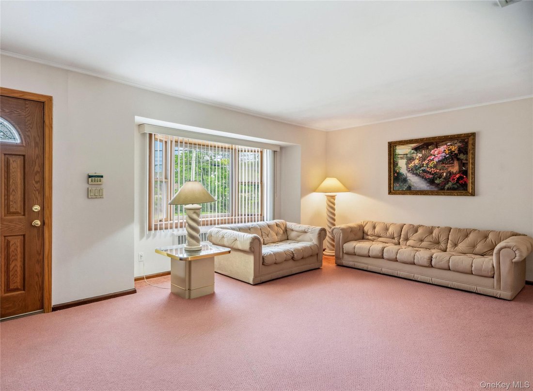 House in Seaford, New York, United States 3 - 18613205