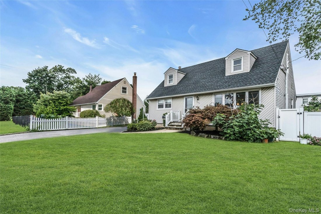 House in West Babylon, New York, United States 1 - 18613167