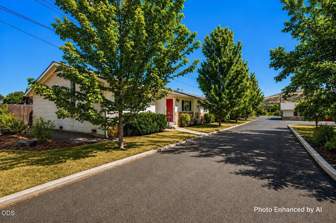 Phoenix, Oregon, United States 3 - 18615129