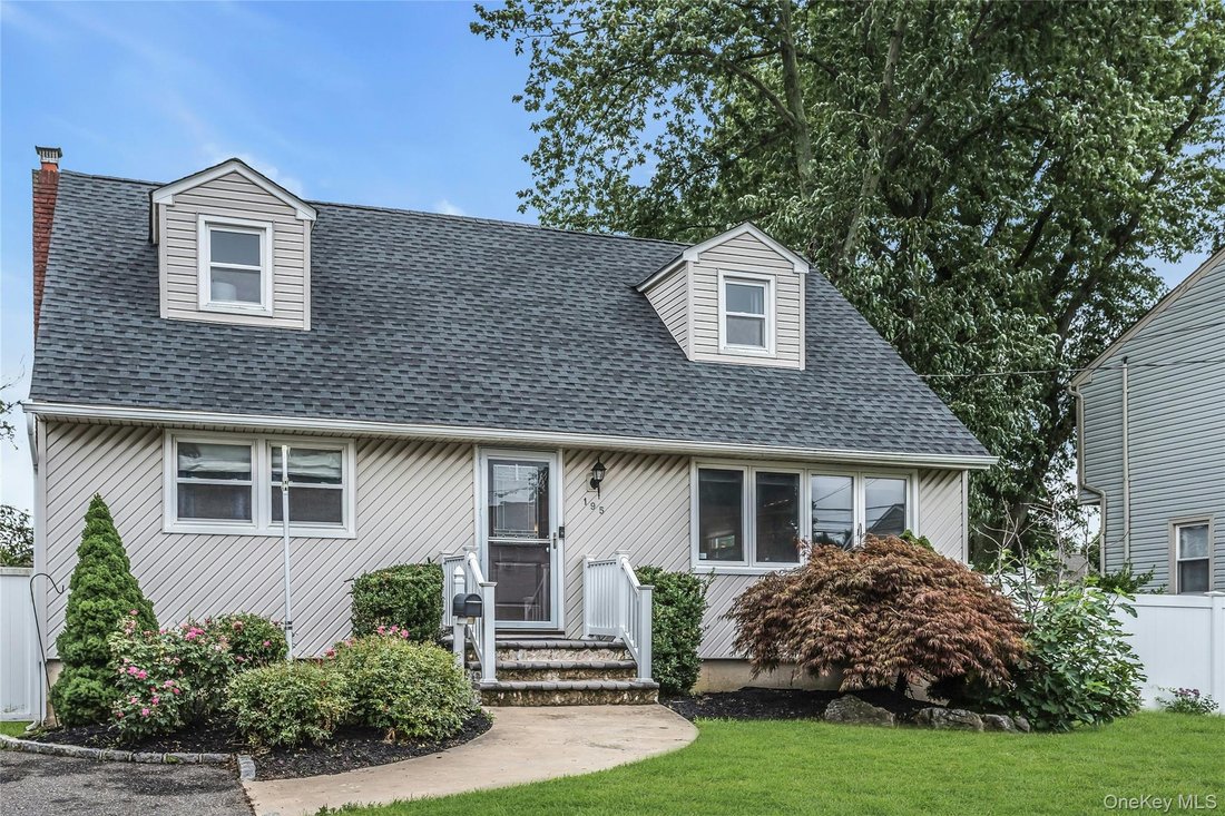 House in West Babylon, New York, United States 3 - 18613167