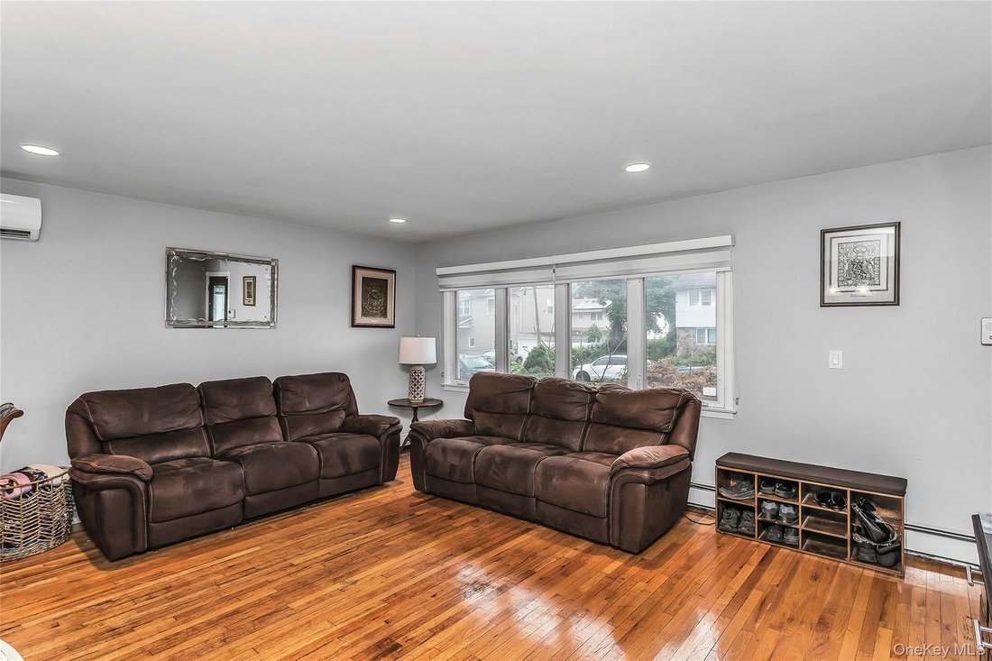 House in West Babylon, New York, United States 5 - 18613167