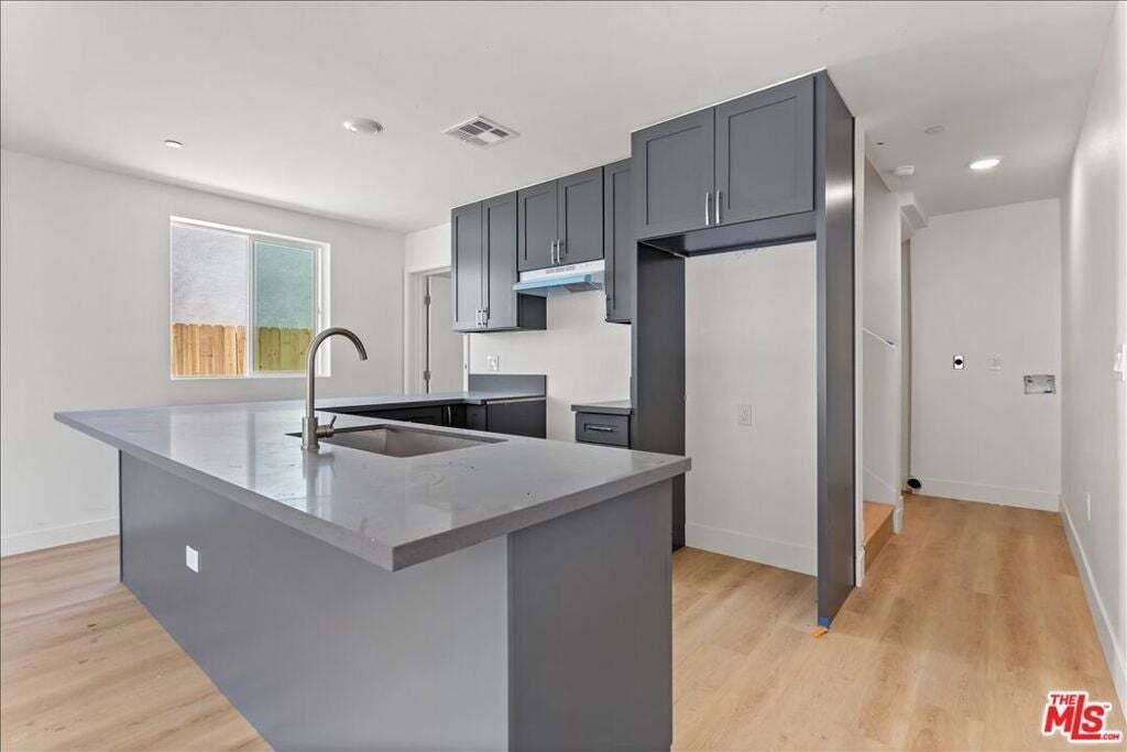 Los Angeles, California, United States 3 - 18611844