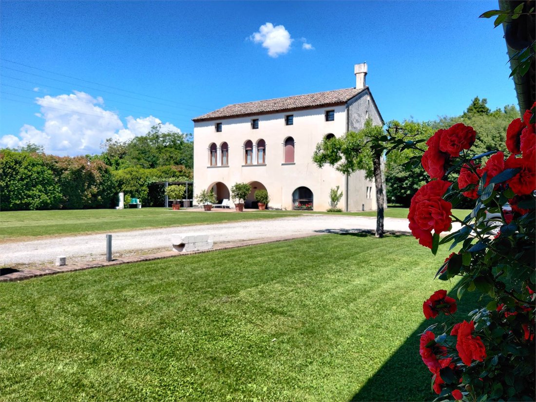 Villa in Caerano di San Marco, Veneto, Italy 1 - 18609176