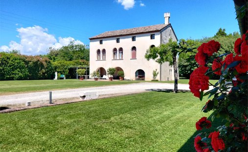 Villa in Caerano di San Marco, Veneto, Italy 1