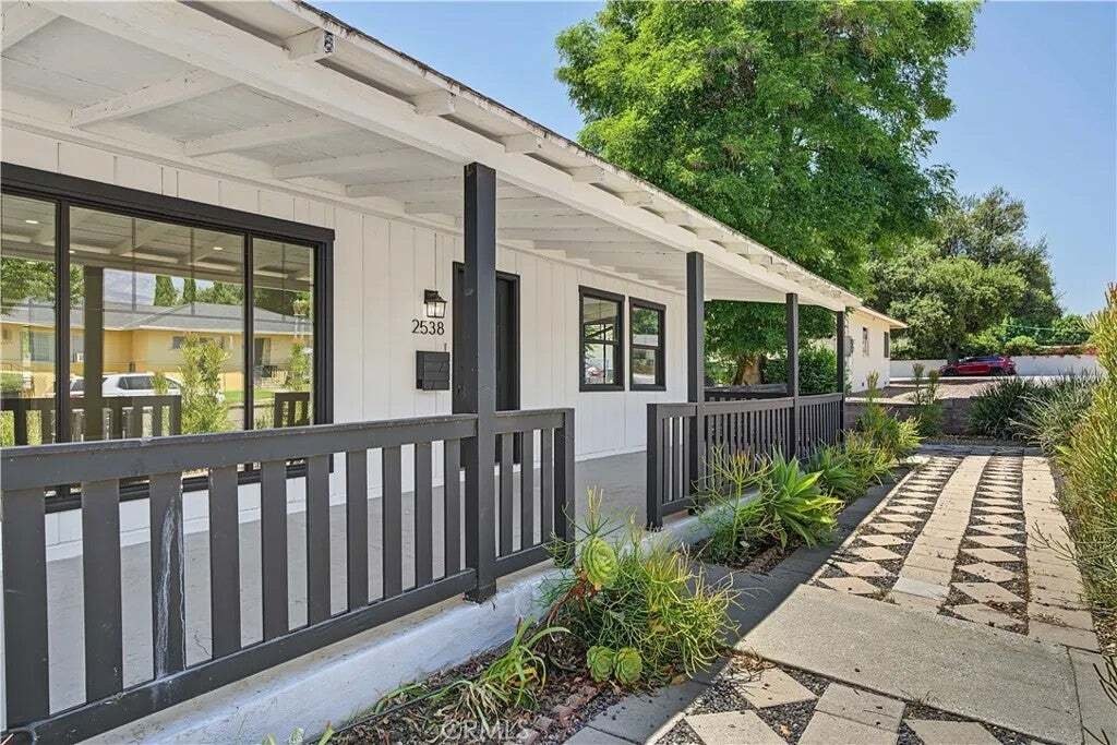 Altadena, California, United States 2 - 18612925