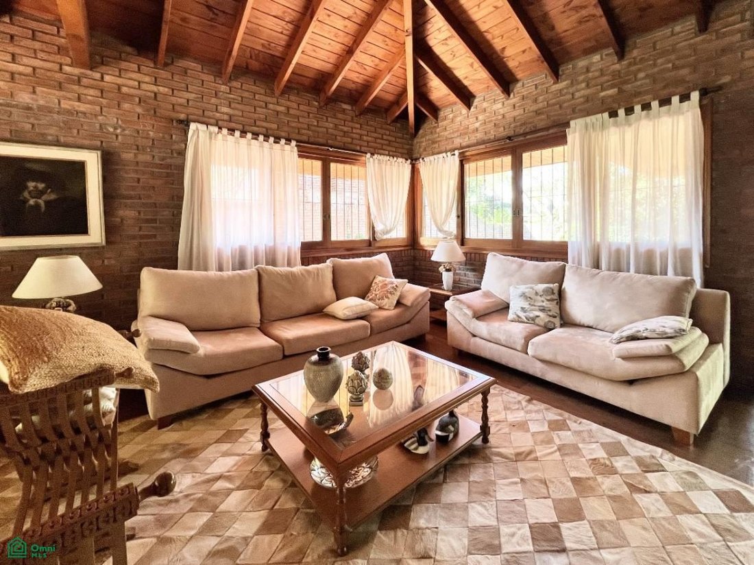 House in Manuel B. Gonnet, Buenos Aires Province, Argentina 1 - 17988317
