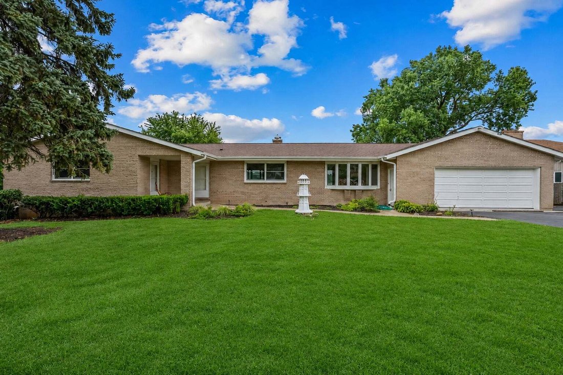 House in Lindenhurst, Illinois, United States 3 - 18615357