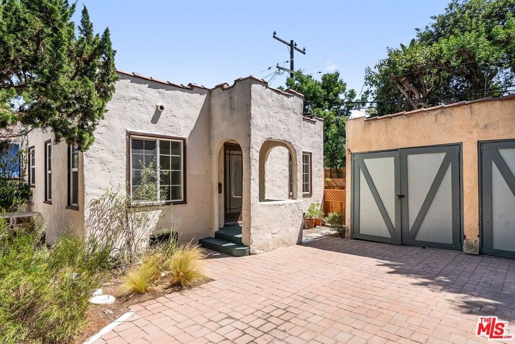 Culver City, California, United States 4 - 18611812