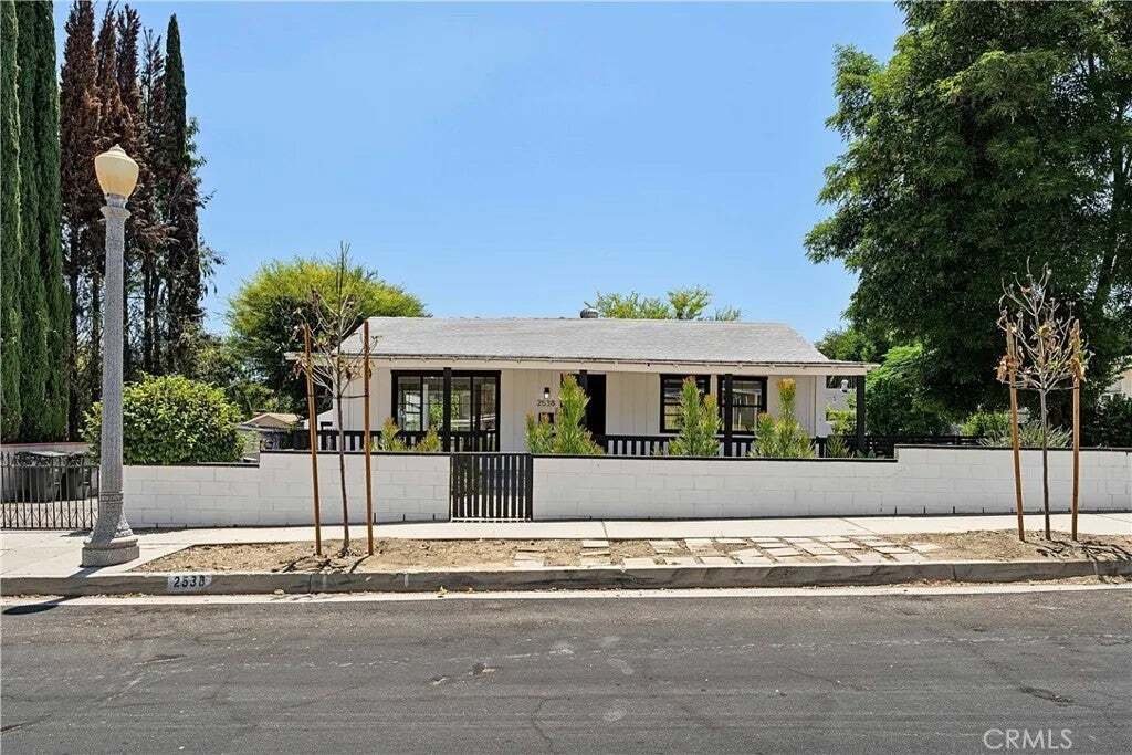 Altadena, California, United States 1 - 18612925