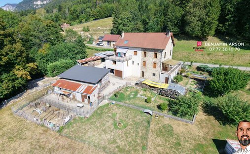 Villa in Saint-Laurent-du-Pont, Auvergne-Rhône-Alpes, France 1