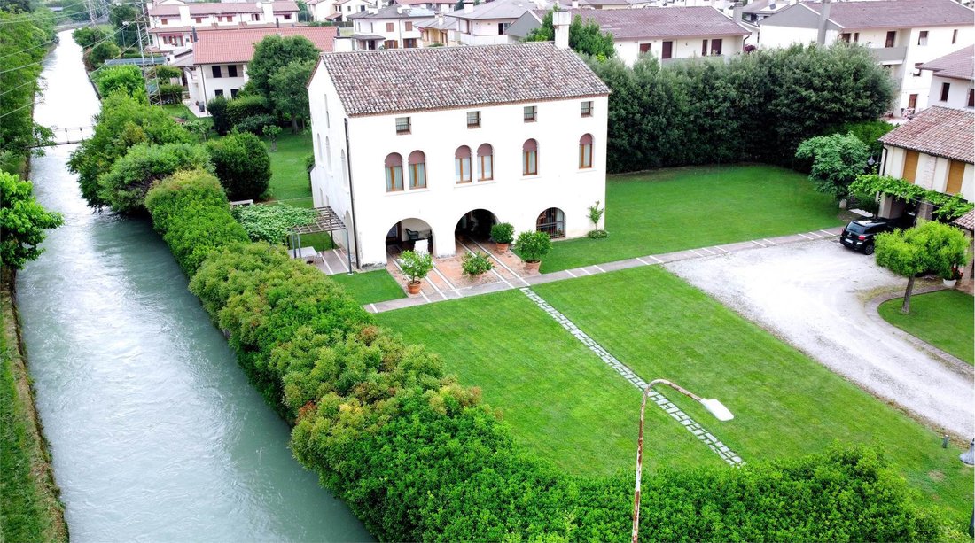 Villa in Caerano di San Marco, Veneto, Italy 2 - 18609176