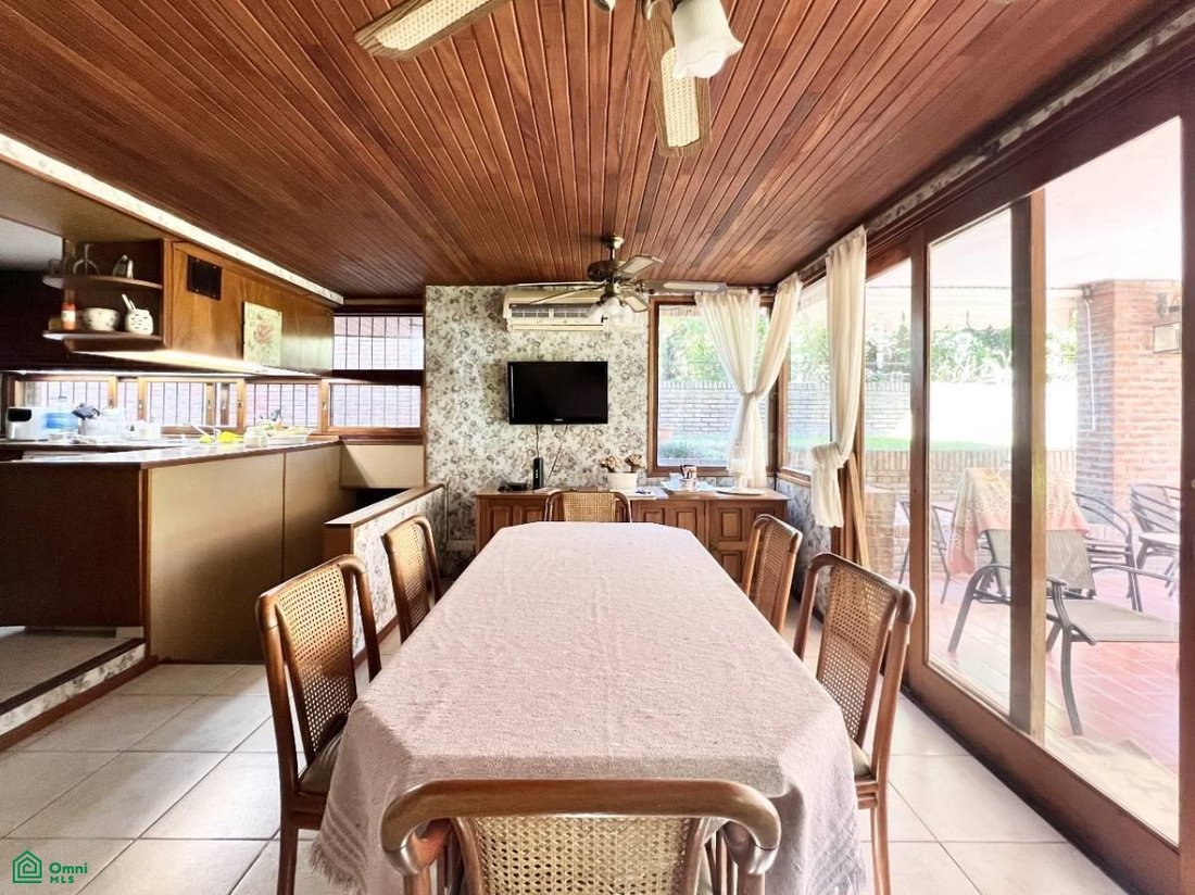 House in Manuel B. Gonnet, Buenos Aires Province, Argentina 5 - 17988317