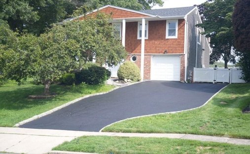 House in Commack, New York, United States 1