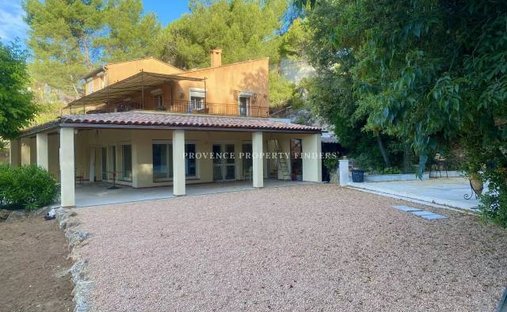 Townhouse in Villecroze, Provence-Alpes-Côte d'Azur, France 1