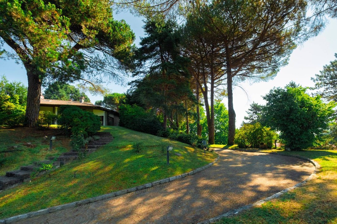 Villa in Cagno, Lombardy, Italy 2 - 18614677
