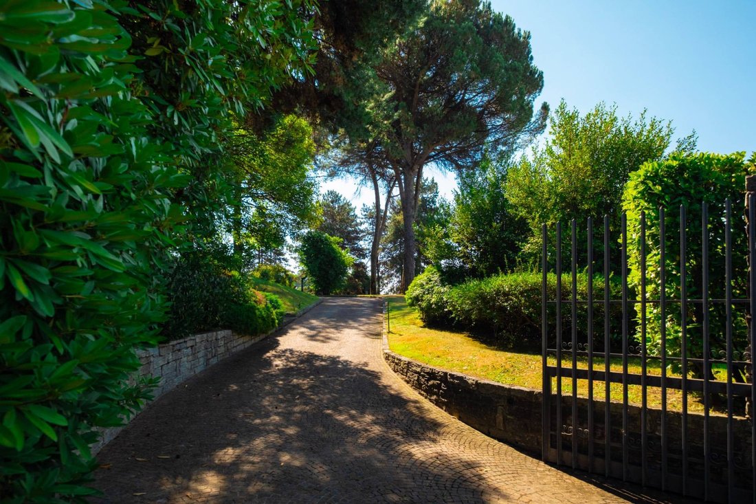 Villa in Cagno, Lombardy, Italy 1 - 18614677