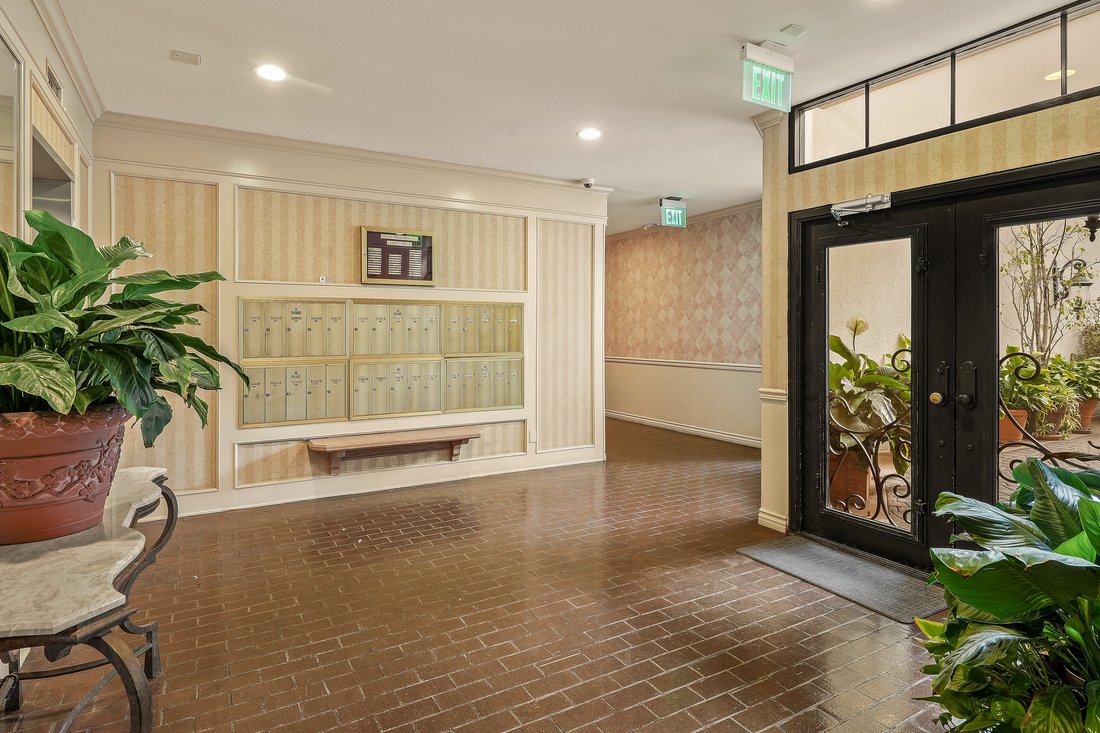 Condo in Los Angeles, California, United States 4 - 18611344