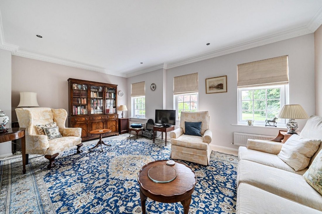 House in Windsor, England 2 - 18611707