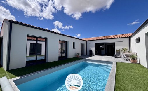 House in Saint-Sauveur-d'Aunis, Nouvelle-Aquitaine, France 1