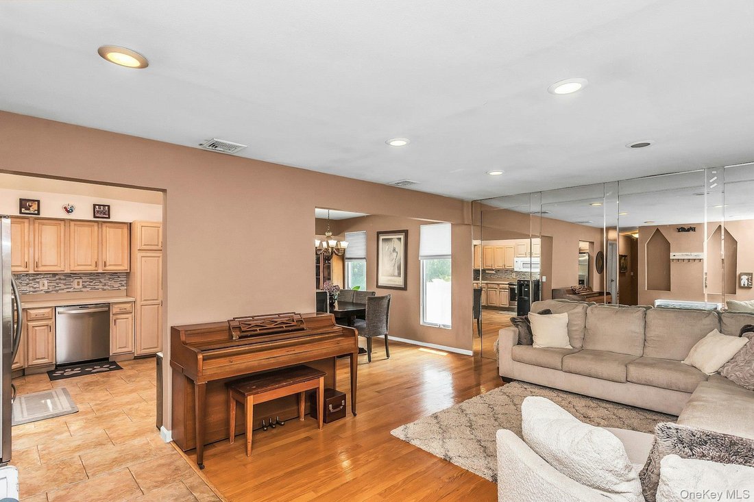 House in Smithtown, New York, United States 4 - 18613168