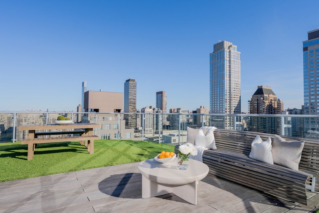 New York, New York, United States 3 - 18613563