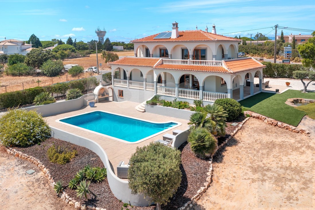 Villa in Lagoa e Carvoeiro, Algarve, Portugal 1 - 18613692