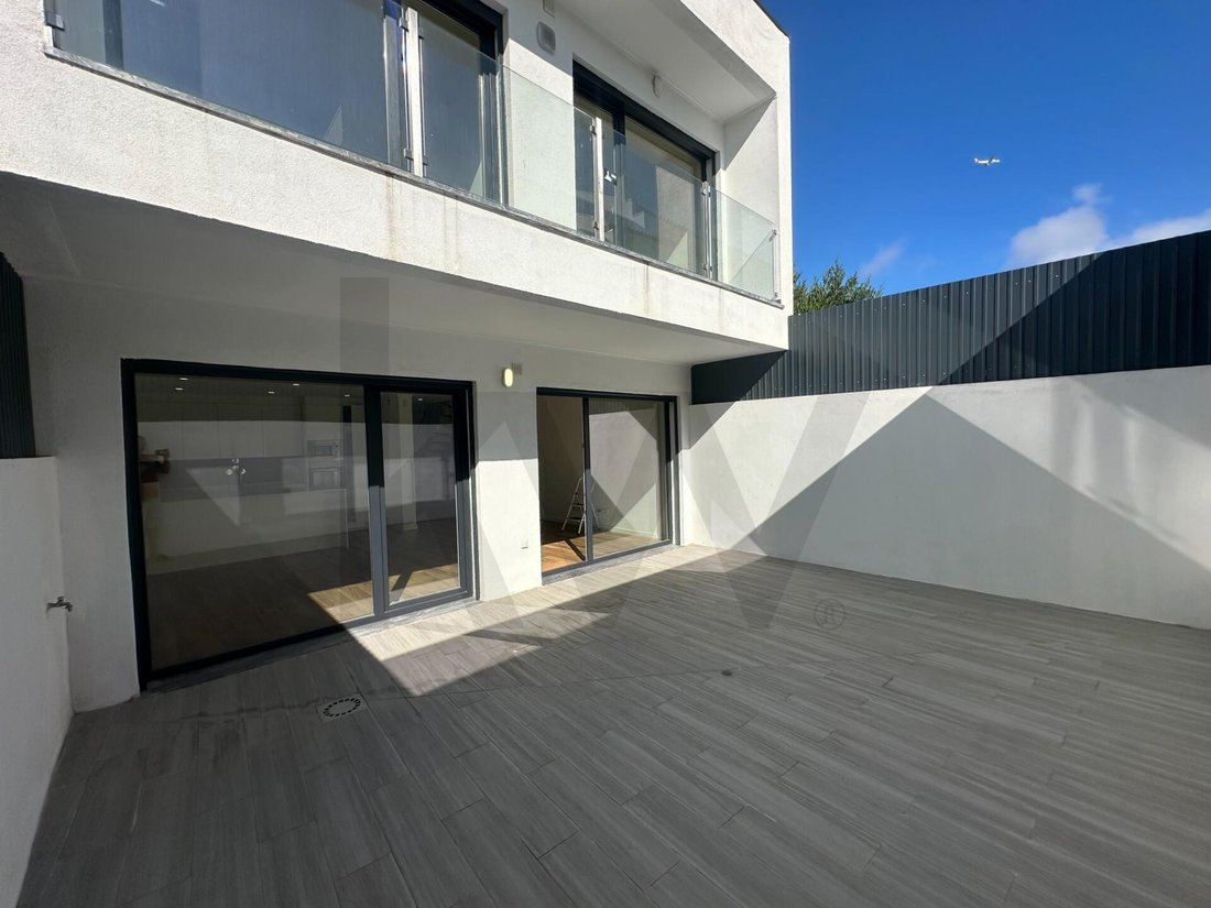 Townhouse in Charneca de Caparica e Sobreda, Setubal, Portugal 1 - 18579618