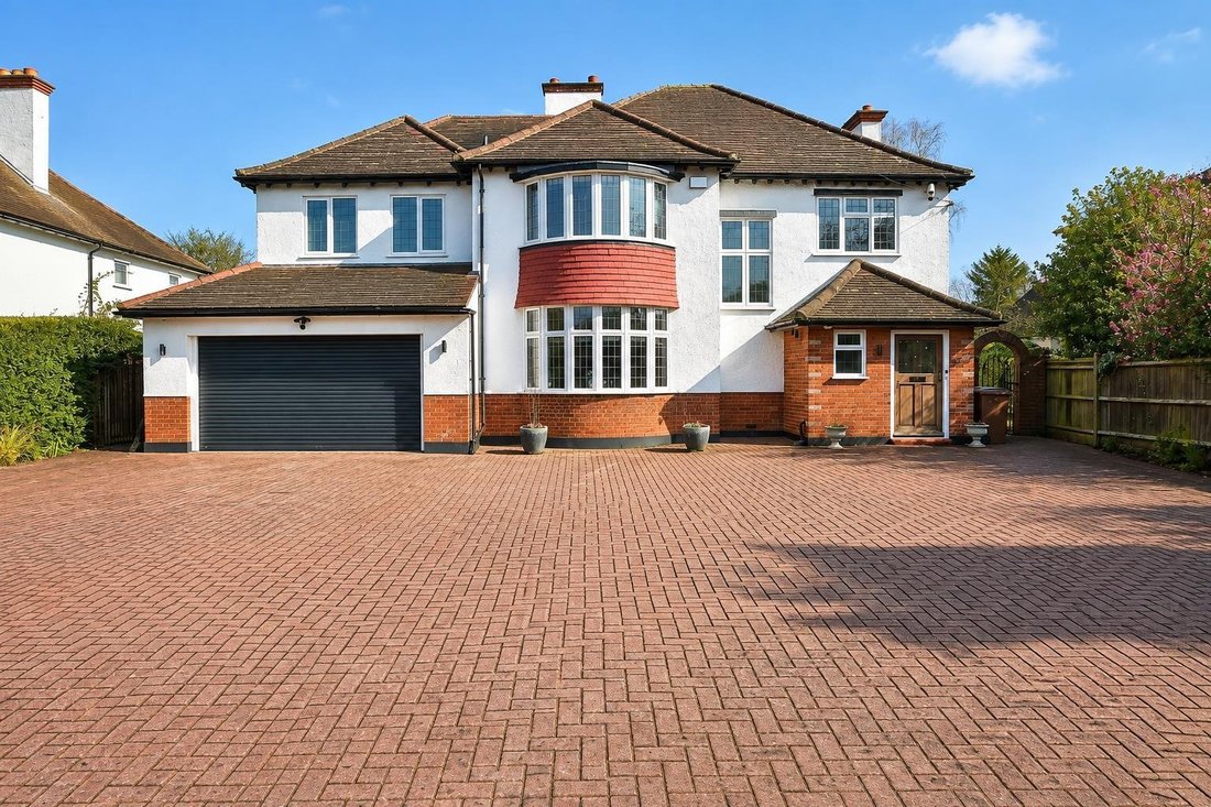House in London Borough of Sutton, England 1 - 18044071