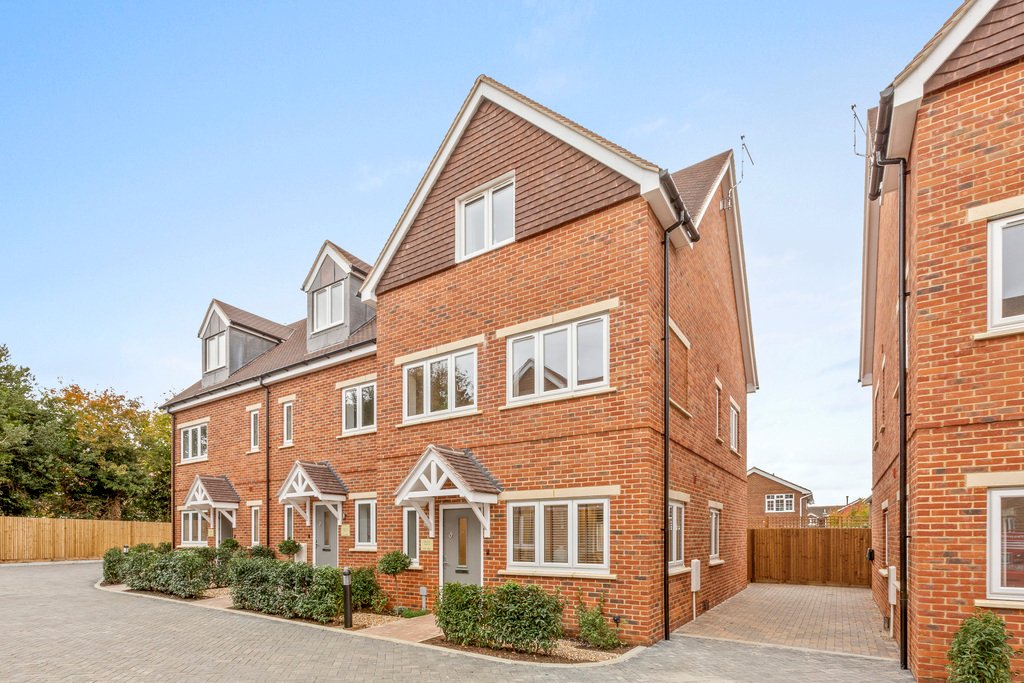 House in Downley, England 1 - 18613687