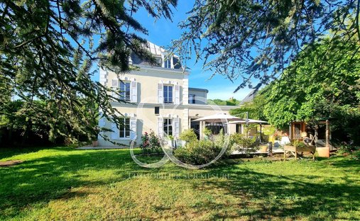 House in Mezieres-sur-Seine, Ile-de-France, France 1