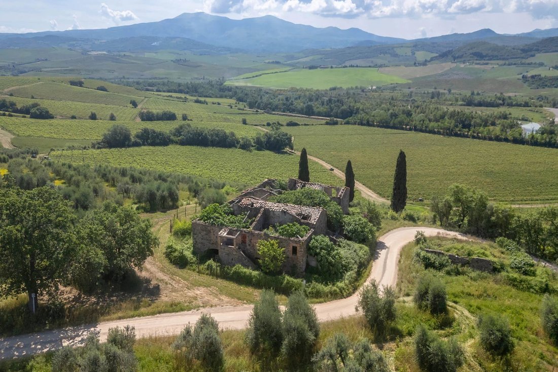 Estate in Montalcino, Tuscany, Italy 2 - 18610747