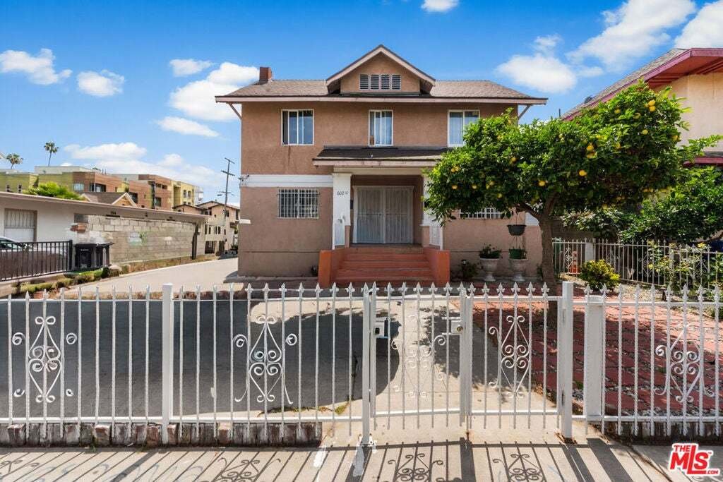 Los Angeles, California, United States 2 - 18611847