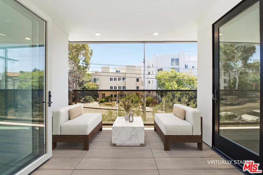 Condo in Los Angeles, California, United States 5 - 18070564