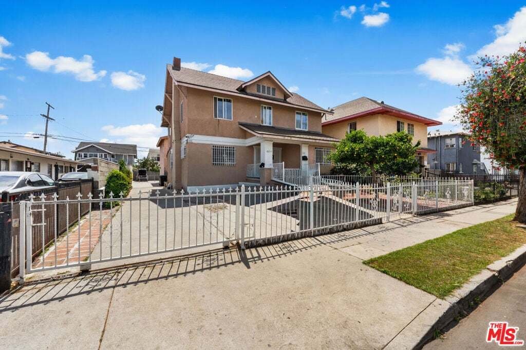 Los Angeles, California, United States 1 - 18611847