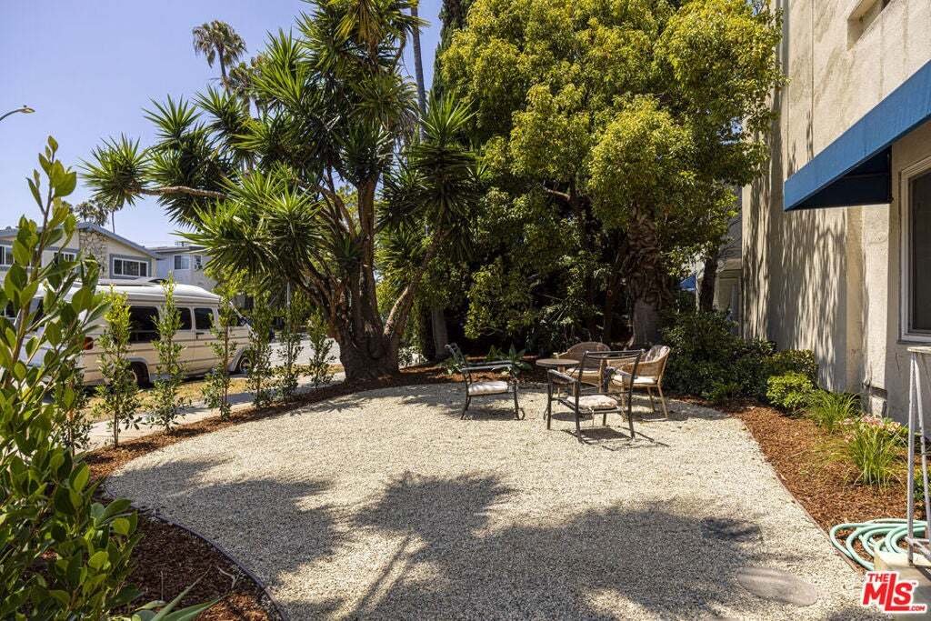 Los Angeles, California, United States 3 - 18615382