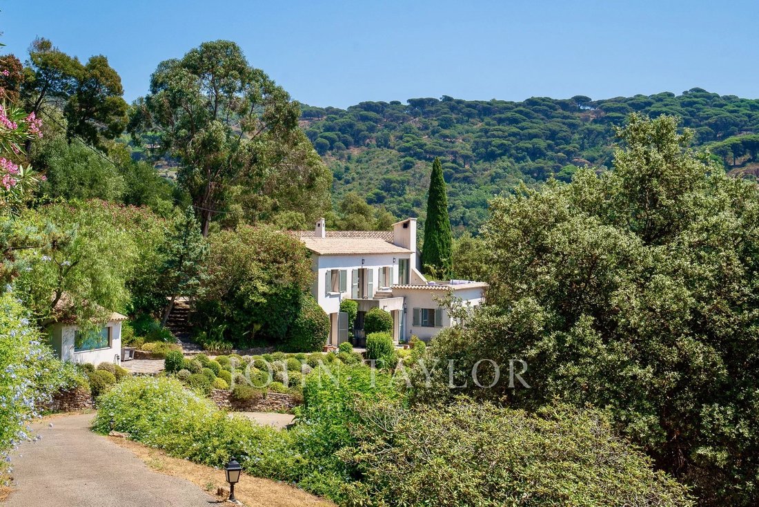 Estate in La Croix-Valmer, Provence-Alpes-Côte d'Azur, France 2 - 18610957